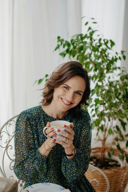 Katharina Pohl mit einer Tasse Kaffee, lächelnd