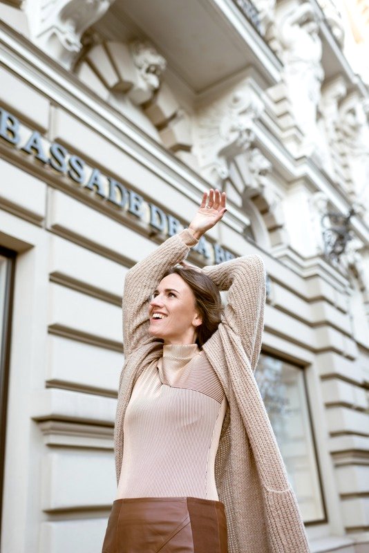 Katharina Pohl vor einer Altbaufassade, strahlend
